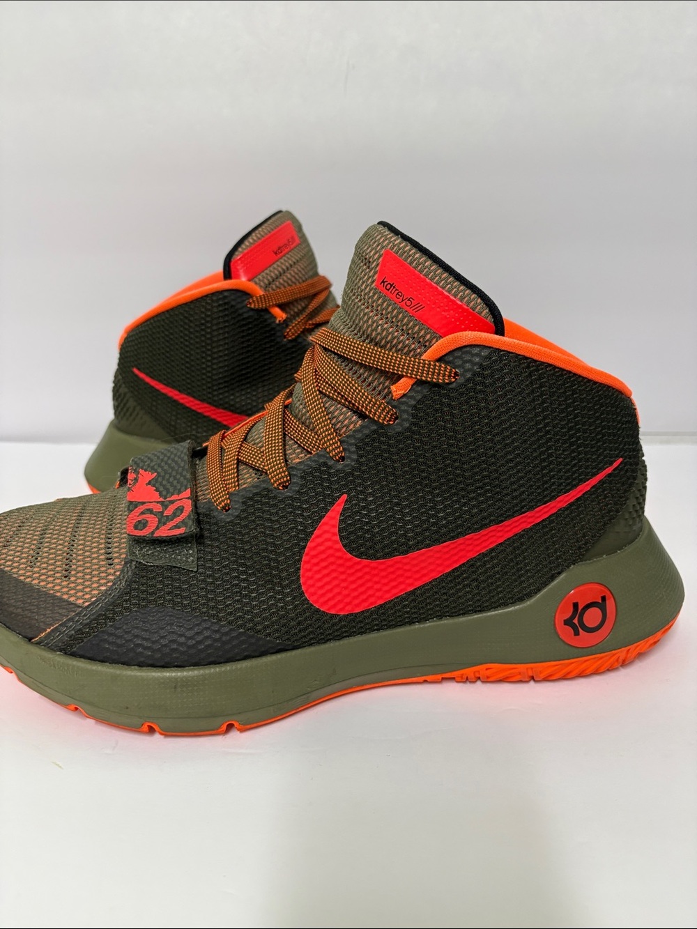 zapatillas de baloncesto Nike KD Trey 5 III "The 62 Move" en tono verde oliva co